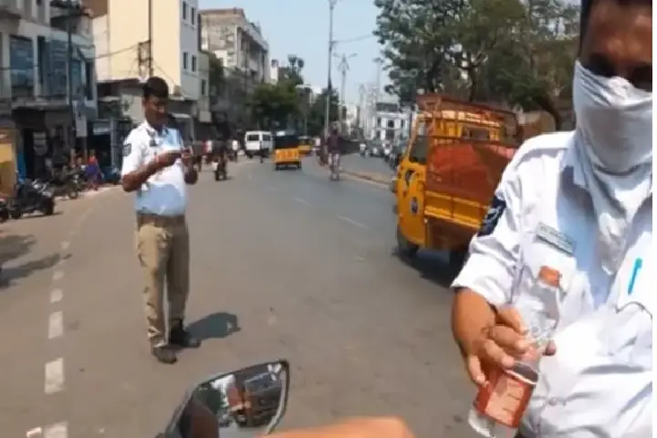 देखें: बाइकर ने तपती गर्मी में ट्रैफ़िक पुलिस को पानी पिलाकर कैसे जीता लोगों का दिल