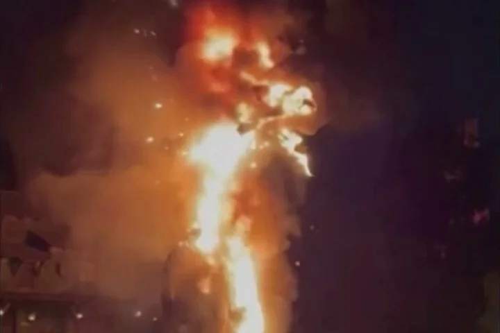 हैरतअंगेज़ वीडियो: डिज़्नीलैंड में लाइव शो के दौरान लगी आग, चपेट में आया 45 फुट का अजगर,सदमे में दर्शक