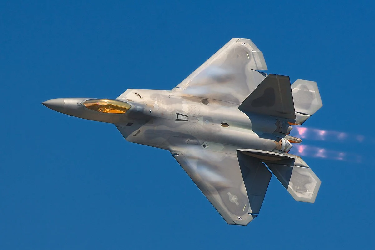 America ने रूस पर तैनात किया खतरनाक फाइटर जेट F-22 रैप्‍टर, मचा देगा तबाही