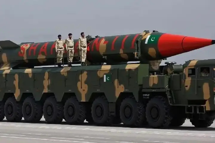 पाकिस्तानियों के हाथों में कटोरा,फिर भी मिसाइल चला देने का ढिंढोरा