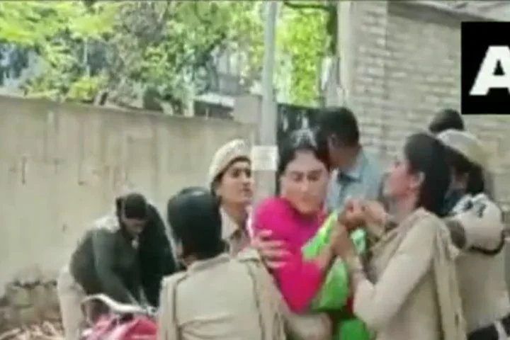 कैमरे में क़ैद थप्पड़: वाईएसआर तेलंगाना प्रमुख वाईएस शर्मिला ने हैदराबाद के पुलिस अधिकारी को मारा थप्पड़