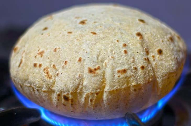 इस तरह रोटी बनाना सेहत पर पड़ सकता है भारी! बढ़ जायेगा कैंसर का खतरा,नई रिसर्च ने डराया