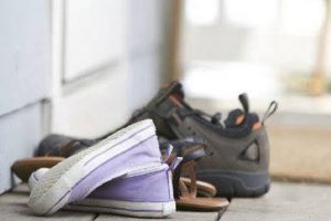 Astro Tips: उल्टे पड़े जूते-चप्पलों को तुरंत कर दें सीधा, नहीं तो झेलनी पड़ेगी मुसीबतें