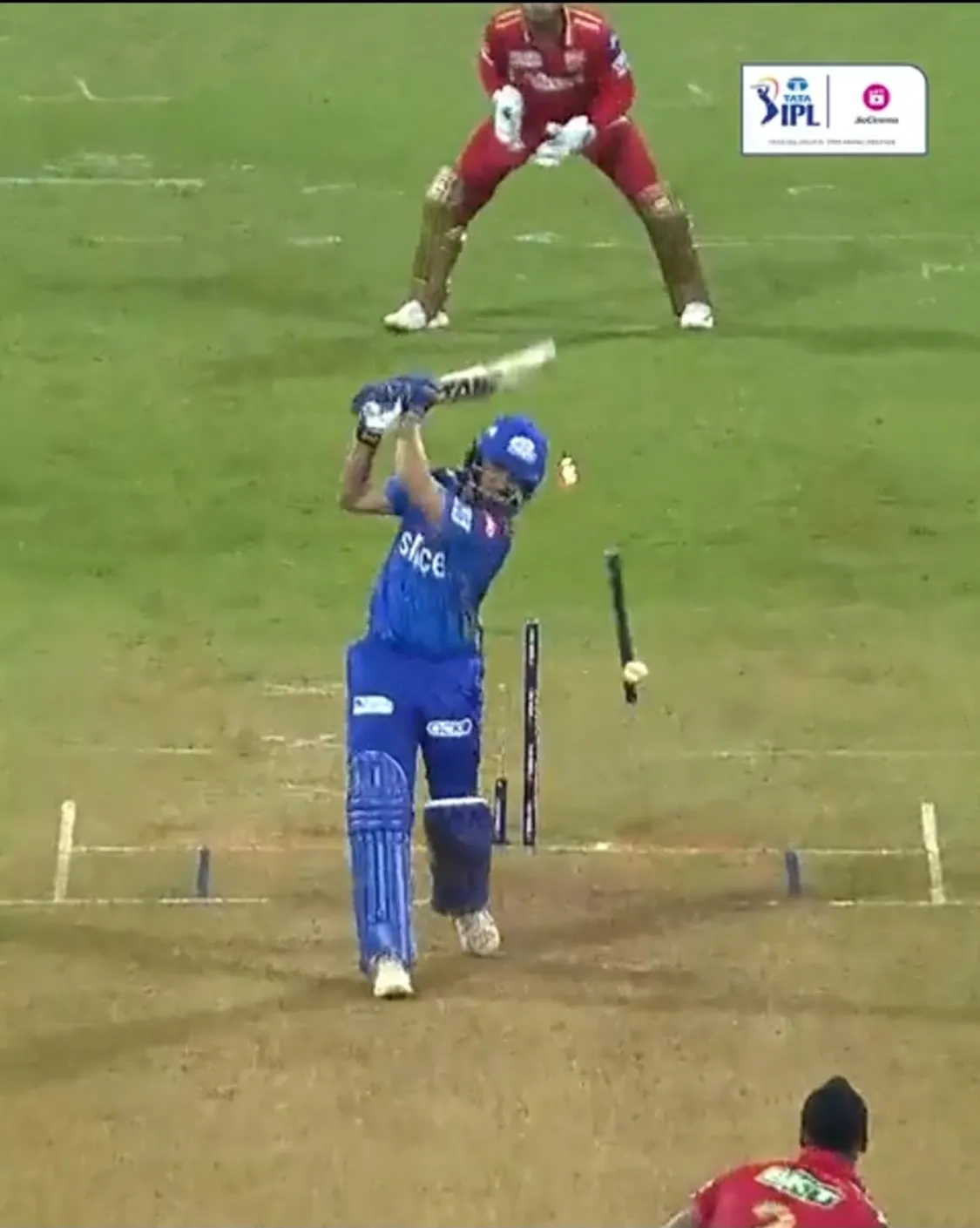 देखें: अर्शदीप का कमाल: IPL के आख़िरी ओवर की लगातार दो गेंदों में दो बार उड़ाये मिडिल स्टंप