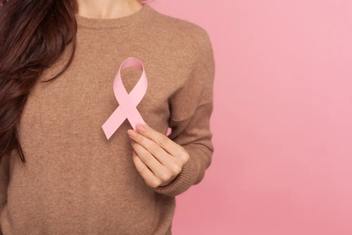 क्यों बढ़ रही है महिलाओं में Breast Cancer की दर? जानिए क्या है इसके लक्षण?