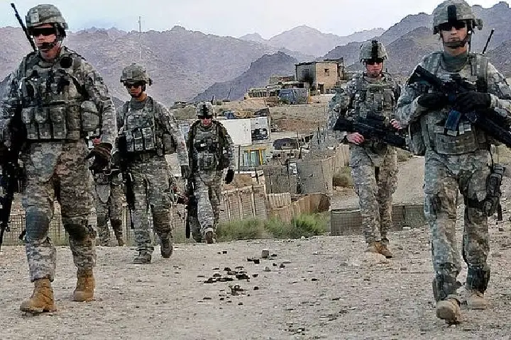 बाइडेन ने अफ़ग़ानिस्तान से अमेरिकी सैनिकों की परेशानी भरी वापसी के लिए ट्रंप प्रशासन को ठहराया ज़िम्मेदार