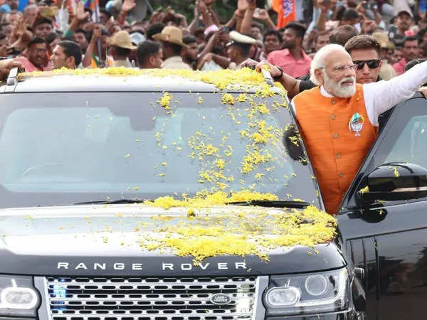 बेंगलुरू की सड़कों पर मोदी का तूफ़ान, प्रधानमंत्री को बधाई देने के लिए सड़कों पर उमड़ी भारी भीड़