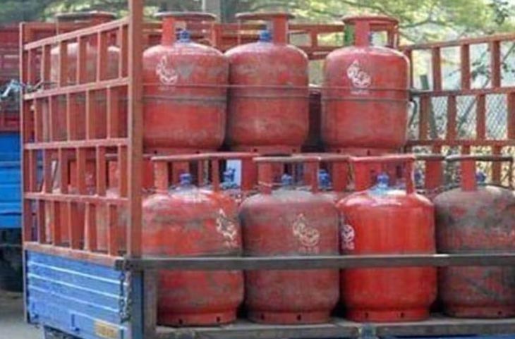 LPG Cylinder Price: आज से सस्ता हुआ गैस सिलेंडर, फटाफट चेक करें नई कीमत