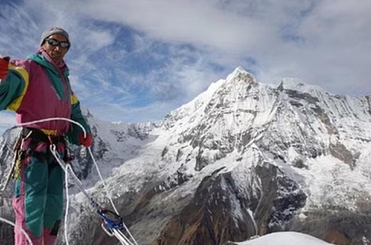 Nepali पर्वतारोही ने किया नया रिकॉर्ड कायम, 27वीं बार माउंट एवरेस्ट की चोटी पर चढ़े