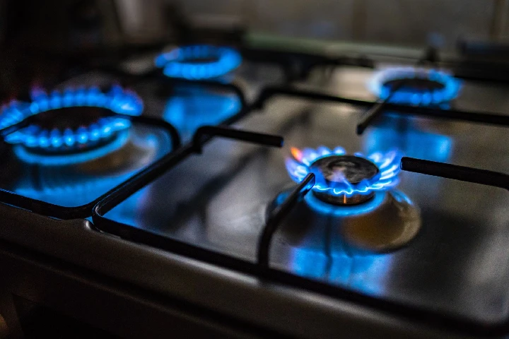 Kitchen Hacks: क्या आपका भी चूल्हा जलता है धीमा? इन तरीको से हो जाएगी गैस की लौ तेज़