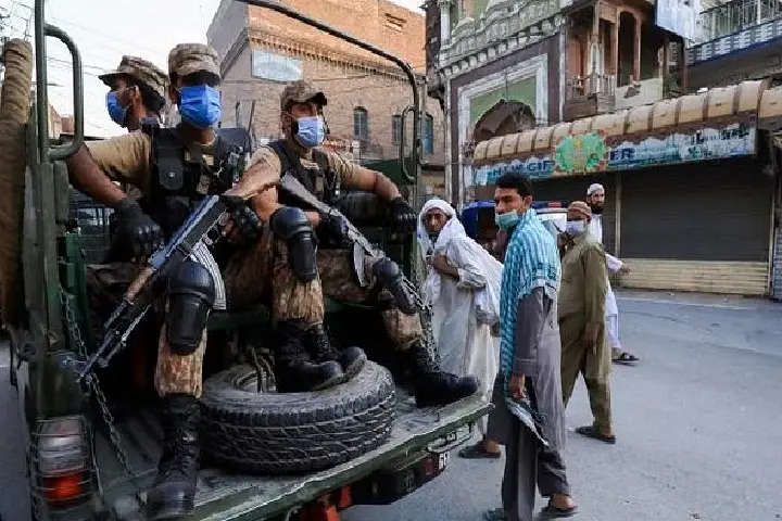 पाकिस्तान में सेना की हालत खस्ता! राह चलते PAK Army को कूट रही है गुस्साई जनता, वायरल हुआ वीडियो