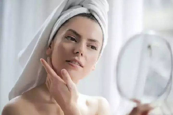 Skin Care: रात को सोने से पहले करें यह छोटा-सा काम, सुबह होने पर नेचुरल ग्लो करेगा चेहरा