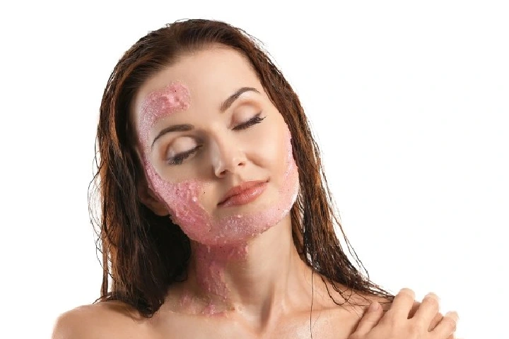 Skin Care: चेहरे पर लगाएं गर्मियों का यह फल, कुछ ही दिनों में चमक जाएगी स्किन