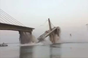 Video: गंगा पर बन रहा नया पुल भड़भड़ाकर नदी में आ गिरा
