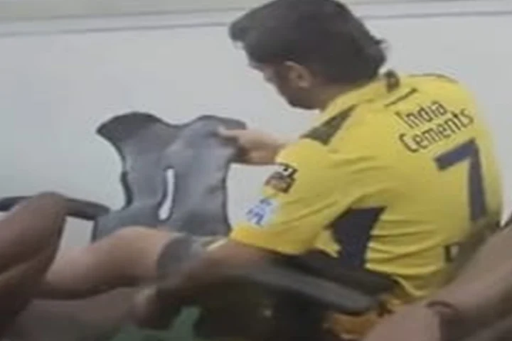 Viral Video: IPL मैच के दौरान चोटिल हुए बायें घुटने को बांधते हुए Dhoni