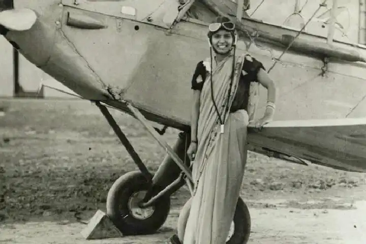 भारत की पहली महिला पायलट ,जो साड़ी पहनकर उड़ाती थी प्लेन!