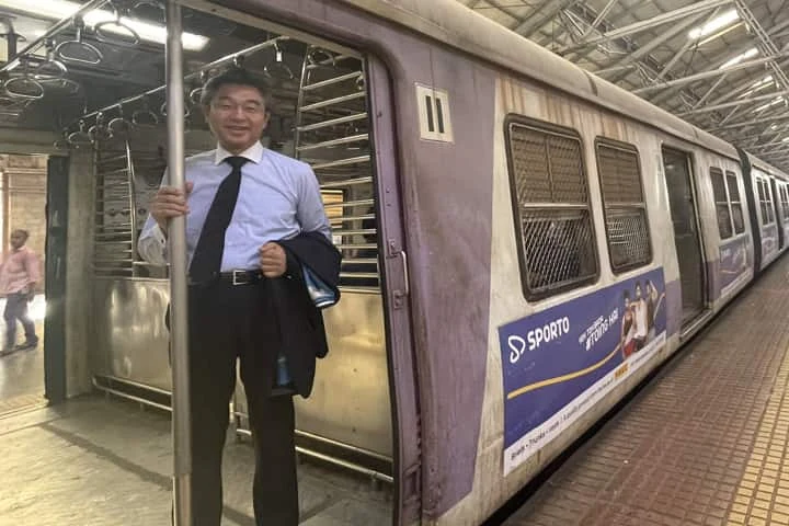 जापानी राजदूत का मुंबई की लोकल ट्रेन यात्रा का आनंद