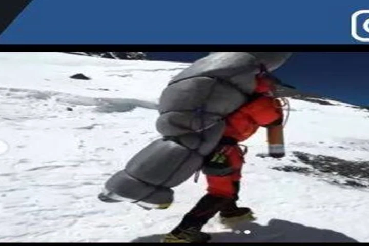Video : नेपाली शेरपा ने माउंट एवरेस्ट के डेथ ज़ोन से पर्वतारोही को बचाया