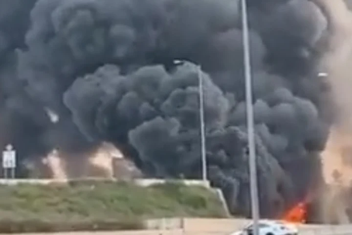 Viral Video: ट्रक में भीषण आग, व्यस्त अमेरिकी राजमार्ग पर बना ऑवरपास भड़भड़ाकर नीचे आ गिरा