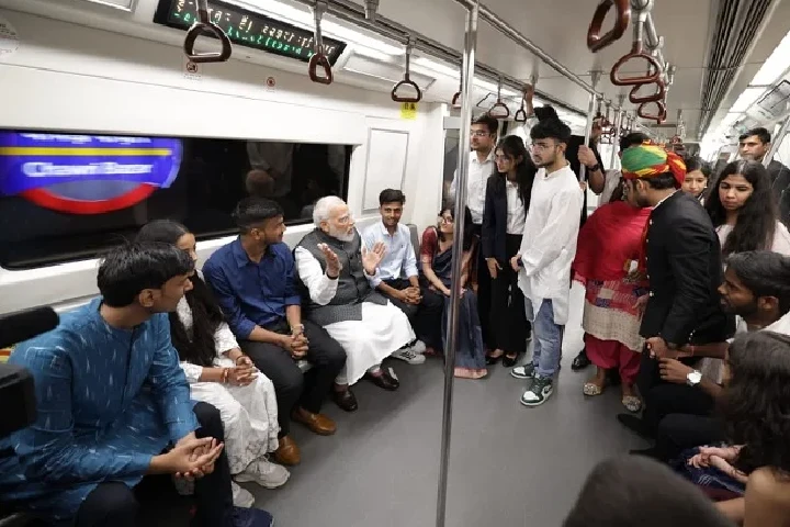 देखें: पीएम मोदी का मेट्रो सफ़र,नए रंग में दिखे प्रधानमंत्री