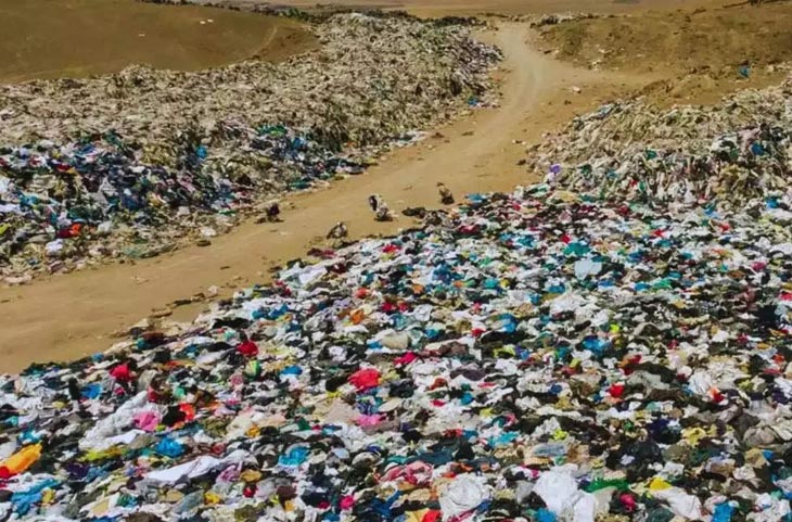 दुनिया का सबसे बड़ा ढेर, जहां सड़ रहे 60 हजार टन बेकार कपड़े! अंतरिक्ष से दिखा खौफनाक पहाड़