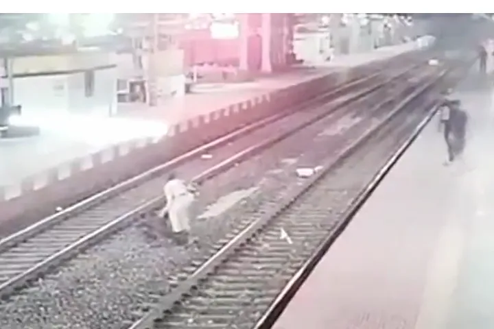 Viral Video: महिला RPF कांस्टेबल की बेमिसाल बहादुरी,जान पर खेलकर चलती ट्रेन के सामने से एक शख़्स की बचायी जान  