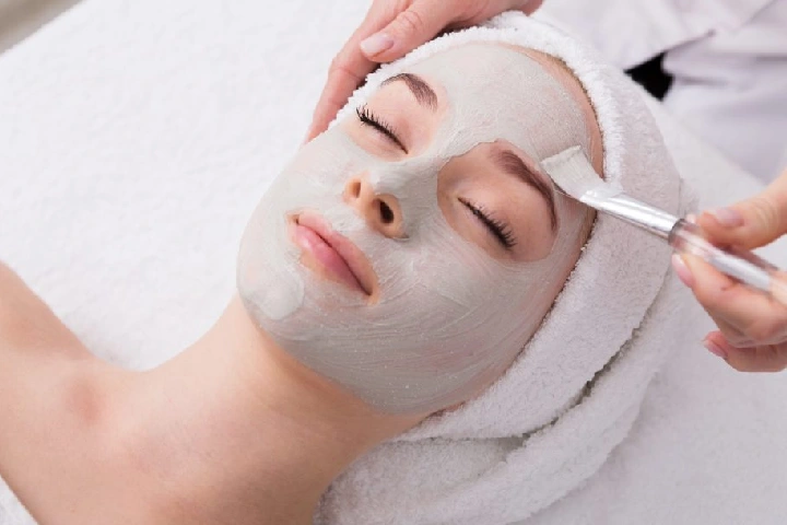 Skin Bleach: इन प्राकृतिक चीजों से त्वचा को करें ब्लीच, चमक उठेगा चेहरा