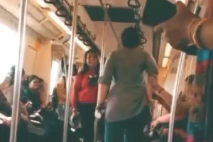 जंग का मैदान बनी Delhi Metro! 2 महिलाओं के बीच हुई ताबड़तोड़ लड़ाई, एक के हाथ में चप्पल तो दूसरी ने उठा ली बोतल