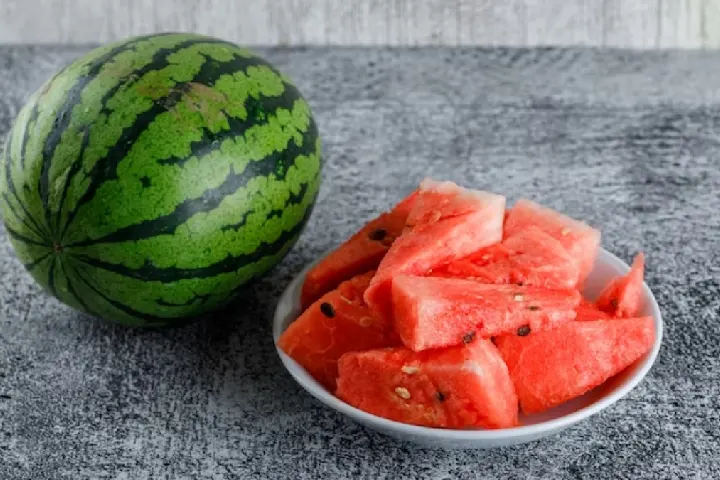 मिल गई बेहद आसान ट्रिक! बिना काटे, लाल और मीठे watermelon की पहचान करें ऐसे, खरीदने से पहले जान लें यह टिप्स