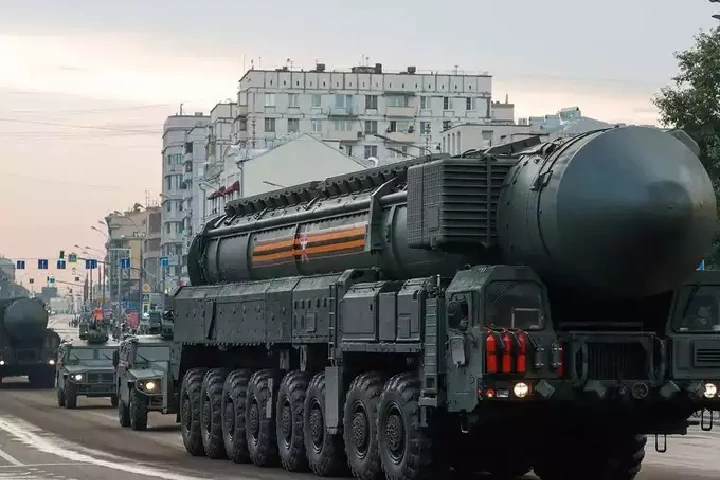 कितना बड़ा है Russia के परमाणु हथियारों का ज़खीरा, जानें कितना है Putin के पास Atom Bomb का भंडार?