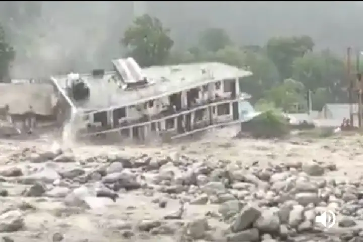 Viral Video: हिमाचल में बाढ़ में किस तरह देखते-देखते बह गया होटल !