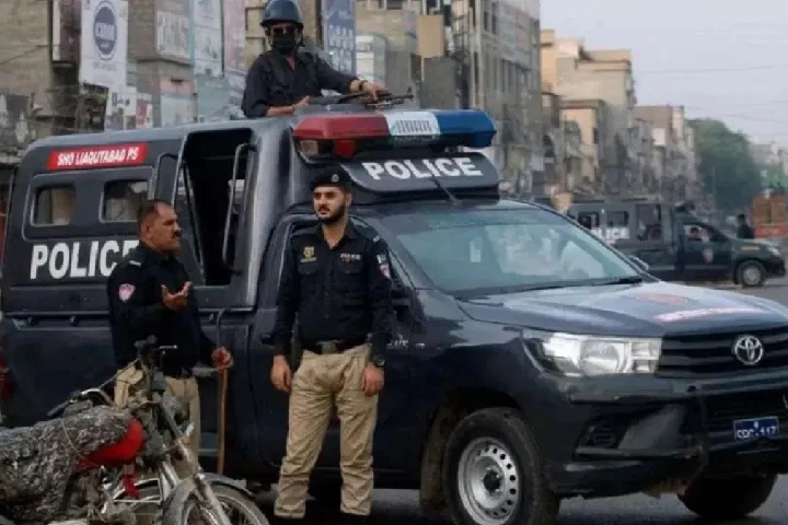 पाकिस्तान में चरम पर भूखमरी, महंगे खाद्य तेल लूट रहे हैं पुलिसवाले।