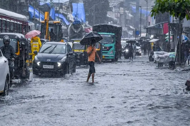 मुंबई: जुलाई में टूटा बारिश का रिकॉर्ड, IMD का Red Alert, स्कूल-कॉलेज बंद