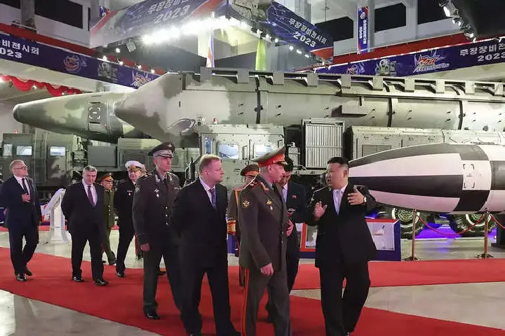 Russia के सामने नॉर्थ कोरिया ने खोला हथियारों का जखीरा, किम की सैन्य ताकत देख सन्न रह गए सर्गेई शोइगू