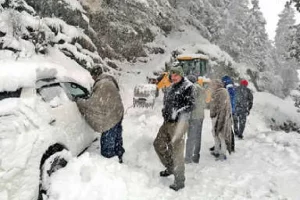 Tourist Rescued: गहन बर्फ़बारी के बीच फंसे हिमाचल के चंद्रताल से सुरक्षित निकाले गये 290 पर्यटक