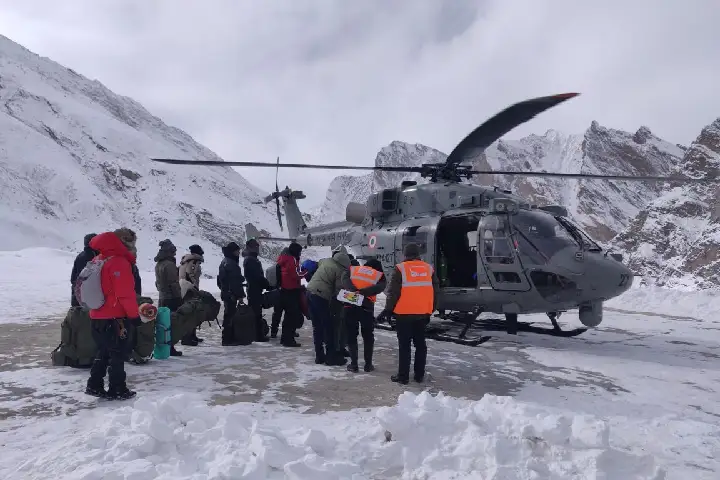 हेलीकॉप्टर ऑपरेशन: हिमाचल के  ऊंचाई वाले हॉटस्पॉट में फंसे हुए 300 पर्यटकों में से 7 को बचाया गया