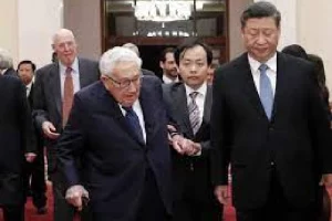 US के पूर्व विदेश मंत्री की चीनी राष्ट्रपति शी जिनपिंग से मुलाक़ात के क्या मायने?