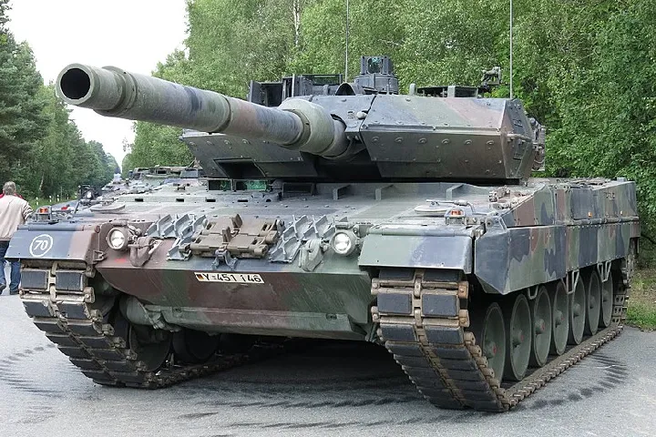 जर्मनी से Leopard 2 टैंक खरीदेगा यह देश, रूस यूक्रेन युद्ध से हुआ बेचैन