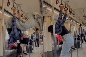 Video: दिल्ली मेट्रो में लड़की ने करी ऐसी हरकत, देख कर हक्का बक्का रह गए लोग