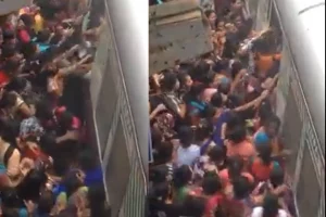 Viral Video: मुंबई लोकल में जान पर खेल कर यात्रा करती दिखी महिलाएं, भयानक है यह नज़ारा