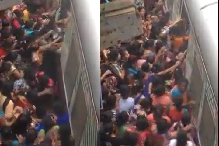 Viral Video: मुंबई लोकल में जान पर खेल कर यात्रा करती दिखी महिलाएं, भयानक है यह नज़ारा
