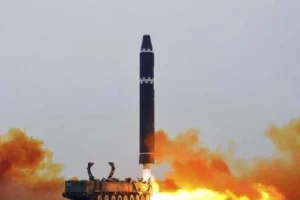 South Korea से जापान तक खलबली! Kim Jong ने अमेरिकी जासूसी विमानों के जवाब में दागी बैलिस्टिक मिसाइल