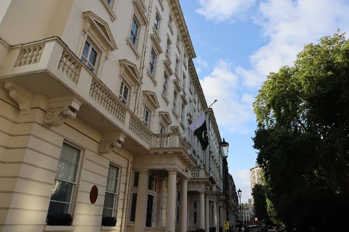लंदन: पाक दूतावास के बाहर ईसाइयों का विरोध प्रदर्शन