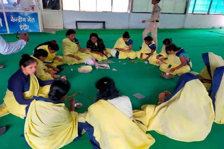 इंदौर की सेंट्रल जेल में महिला क़ैदियों को राखी बनाने का प्रशिक्षण