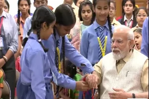 स्कूली बच्चों के साथ PM Modi ने मनाया रक्षाबंधन। यह हमारी संस्कृति का पवित्र प्रतिबिंब-PM