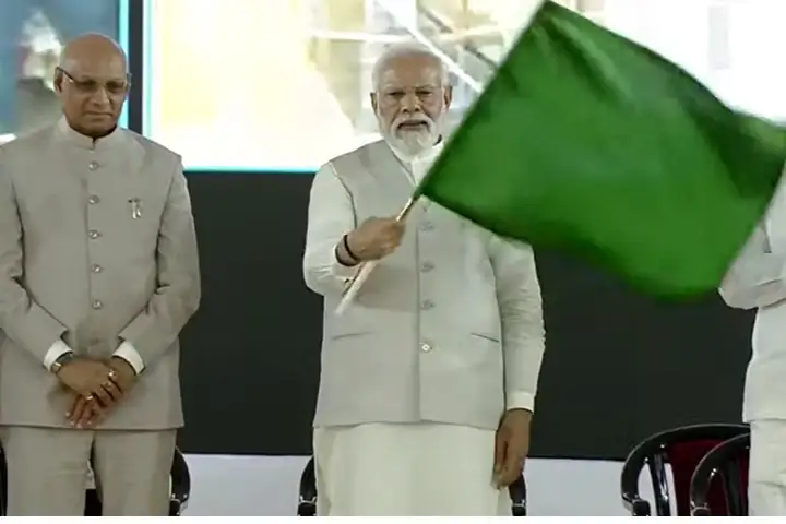 देखें:PM Modi ने पुणे में दो नई मेट्रो ट्रेनों को दिखायी हरी झंडी
