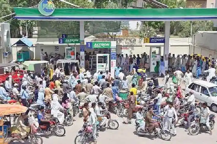 आधी रात को पाकिस्तानी जनता पर मंहगाई की मार! Pakistan में पेट्रोल-डीजल के दामों में वृद्धि