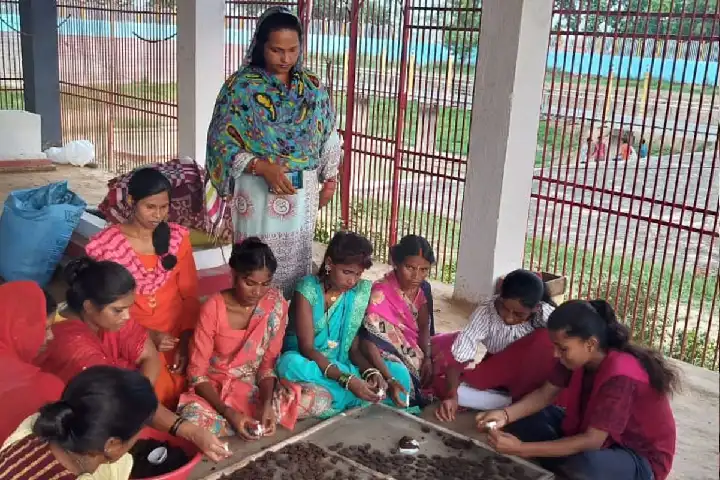 Rakhi 2023:औरंगाबाद की बहनें बना रही हैं गाय की गोबर से राखियां,जो पूरी तरह है इको फ्रेंडली।