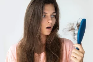 Hair Fall: कंघा करते ही हाथ में आ जाता है बालों का गुच्छा? घी में यह दो चीजें मिलाकर रोज दिन में खाएं 2 बार
