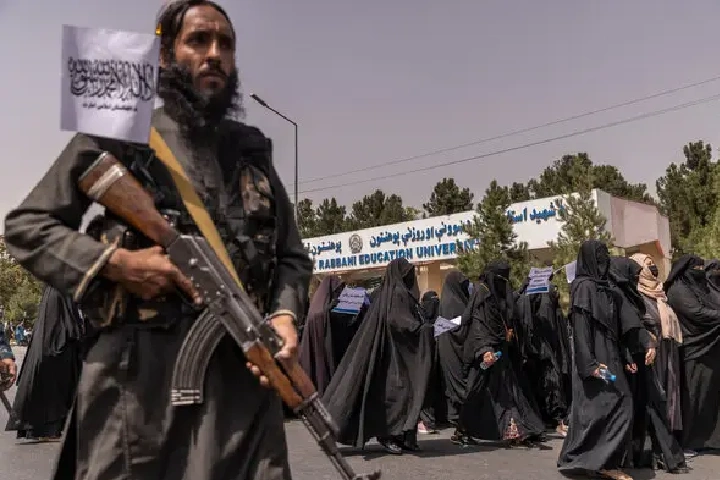 ज़ुल्म की इंतेहा! महिलाओं पर अत्याचार करने से कब रुकेगा Taliban? अब इस जगह जाने पर लगाई रोक